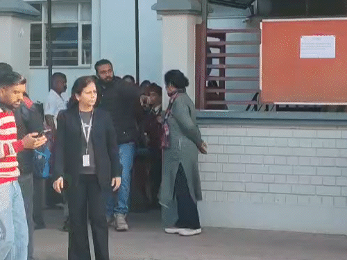 मानव मंगल स्कूल में बच्चों को स्कूल के बाहर से घर वापस भेजा जा रहा।