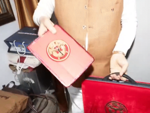 वित्त मंत्री ने मीडिया कर्मियों को बजट टैबलेट दिखाया।