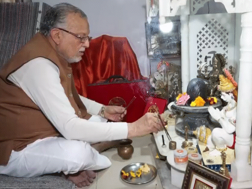 वित्त मंत्री सुरेश खन्ना ने सुबह अपने आवास पर पूजा-अर्चना की।