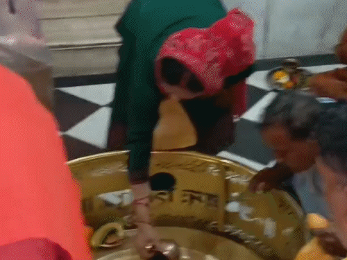 दक्षेश्वर प्रजापति महादेव मंदिर में जलाभिषेक करती महिलाएं।