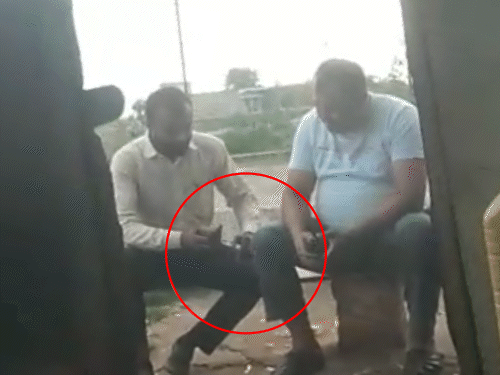 जेल प्रहरी का पैसे लेने का वीडियो सामने आया है।