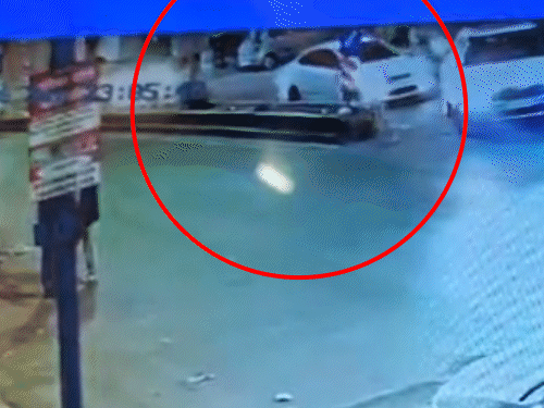 रविवार रात 10:56 बजे कार और बाइक की टक्कर हुई।