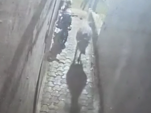 आरोपियों ने जब चाकू मारे, वह एक गली में भागते हुए गिर गया।