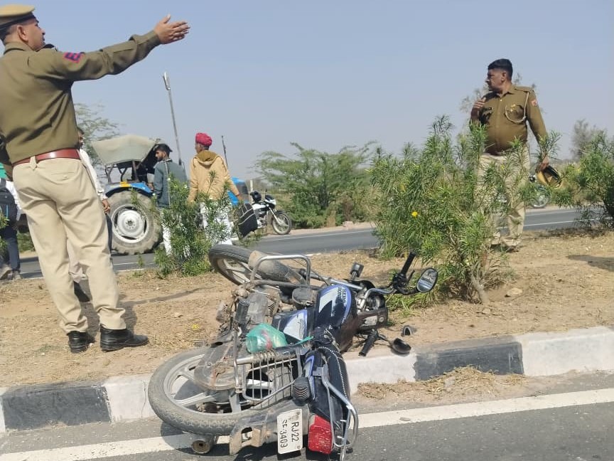 हादसे में बाइक भी बुरी तरह से क्षतिग्रस्त हो गई।