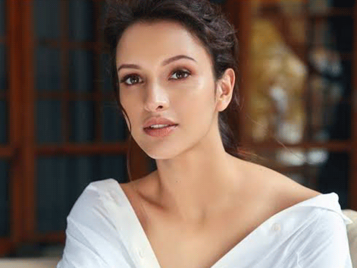 Tripti's father used to play Ram and Ravana in Ramlila.