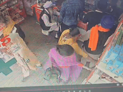 रुपए निकालने के बाद मेडिकल स्टोर से जातीं महिलाएं।