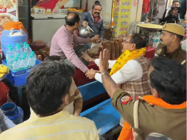 ब्रज में एक दुकानदार ने शिवराज सिंह का हाथ पकड़कर उन्हें लस्सी पिलाई।