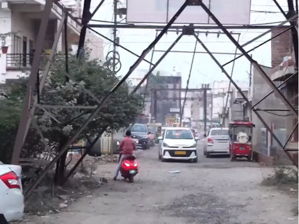 भोपाल में हाईटेंशन लाइन के टावर के ठीक नीचे से सड़क निकाल दी गई।