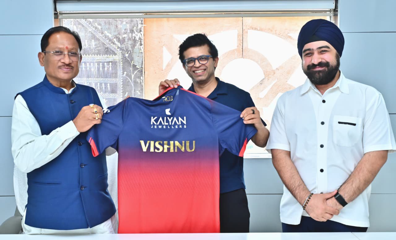 RCB के वाइस प्रेसिडेंट राजेश मेनन और BCCI के संयुक्त सचिव प्रभतेज सिंह भाटिया ने CM विष्णु देव साय से मुलाकात की।