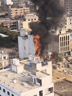 आग की तेज लपटों ने होटल को चारों ओर से घेर लिया।