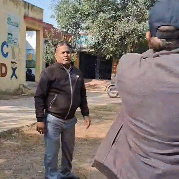 पूर्व प्रधान और बेटे ने बीएलओ को बच्चों के सामने ही बीएलओ से मारपीट की।