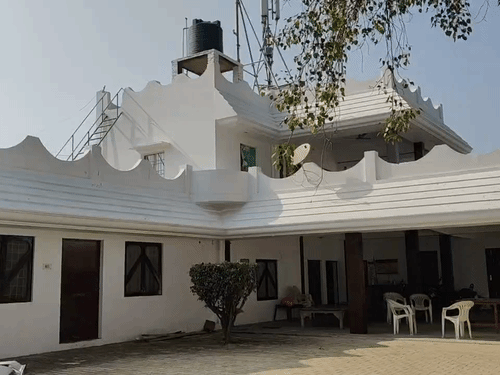 गांव में उनके बड़े भाई श्रीपाल और उनका परिवार रहता है।