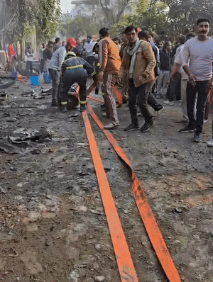 फायर ब्रिगेड की 6 गाड़ियों ने करीब डेढ़ घंटे की मशक्कत के बाद आग पर काबू पाया।