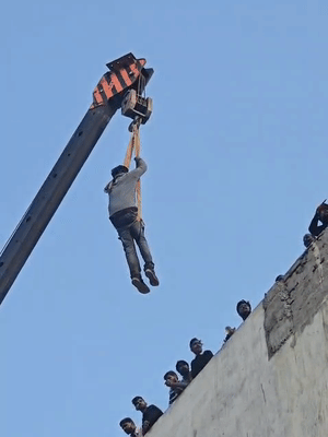 होटल के अंदर फंसे लोगों को क्रेन की मदद से बाहर निकाला गया।