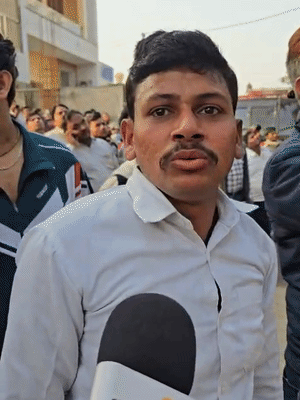 यह होटल मालिक का भतीजा सोनू है, उसने बताया कि हम पूरे परिवार के साथ होटल में थे। इसी दौरान आग लग गई।