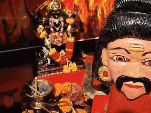 व्यापारी ने रथ में मां काली और देनदारों की फोटो लगाई है।