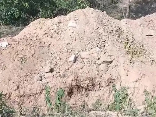 पुलिस ने कोहड़िया मार्ग पर फोरलेन के आसपास खुदाई शुरू की थी।