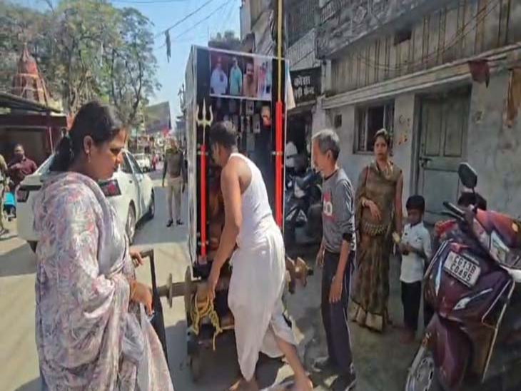 देनदारों की फोटो रथ में लगाकर सड़कों पर निकल पड़ा व्यापारी।