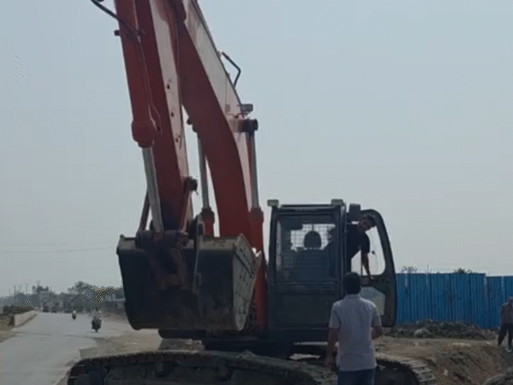 जेसीबी ड्राइवर और इंजीनियर के बीच काम को लेकर विवाद हो गया।