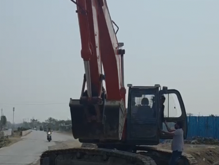 गुस्साए ड्राइवर ने इंजीनियर को जेसीबी के पंजे से मारने की कोशिश की।