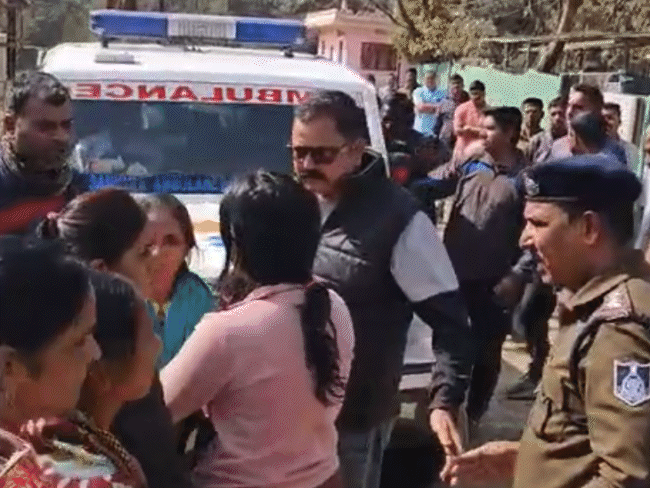 पत्नी और बेटी का आरोप था कि होशियार सिंह को प्रताड़ित किया गया।