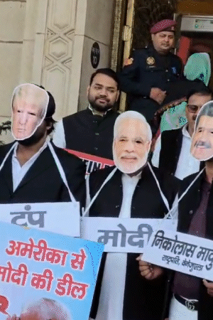 बजट पेश होने से पहले भारत और अमेरिका की डील के खिलाफ सपा विधायकों ने प्रदर्शन किया। सरकार के खिलाफ नारेबाजी की।