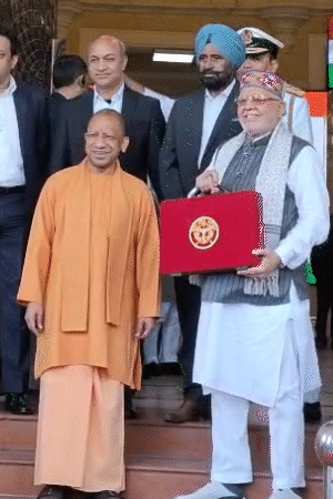 सीएम योगी और वित्त मंत्री सुरेश खन्ना के साथ विधानसभा पहुंचे। विधानसभा गेट पर दोनों नेताओं ने विक्ट्री साइन दिखाया।