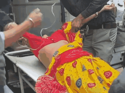 डबरा में कलश यात्रा के दौरान भगदड़ के बाद महिला को अस्पताल ले जा रहे।