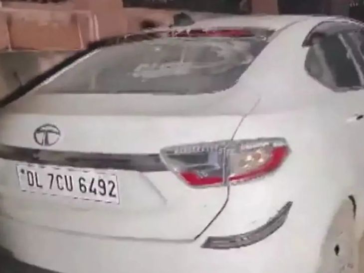 इसी कार से तीनों मृतक बेहोशी की हालत में मिले थे। बाद में उन्हें मृत घोषित कर दिया गया।