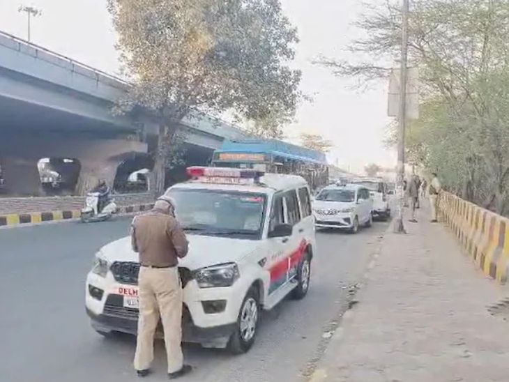 पीरागढ़ी फ्लाईओवर के पास से पुलिस ने सड़क किनारे खड़ी कार जब्त की थी।