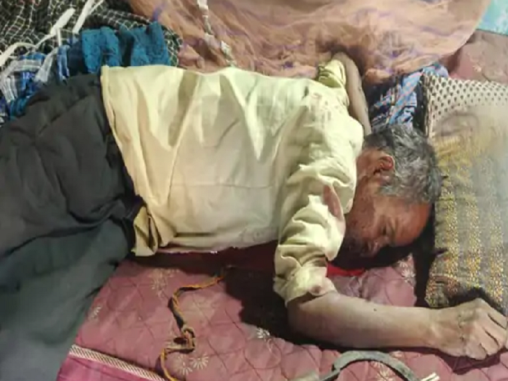 पिता का शव खून से लथपथ पड़ा रहा। बगल में हंसिया भी रखा था। जिससे बेटी ने पिता को मारा।