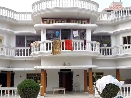 शाहजहांपुर के कुंडरा गांव में राजपाल यादव का आलीशान मकान है।