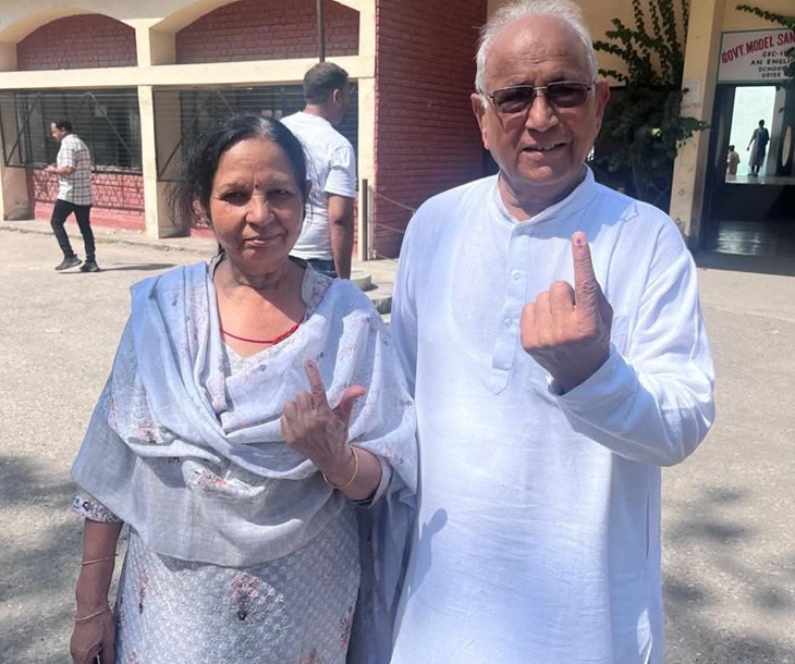 2024 में हुए विधानसभा चुनाव के दौरान अपनी पत्नी के साथ सुरेंद्र मदान।-फाइल फोटो