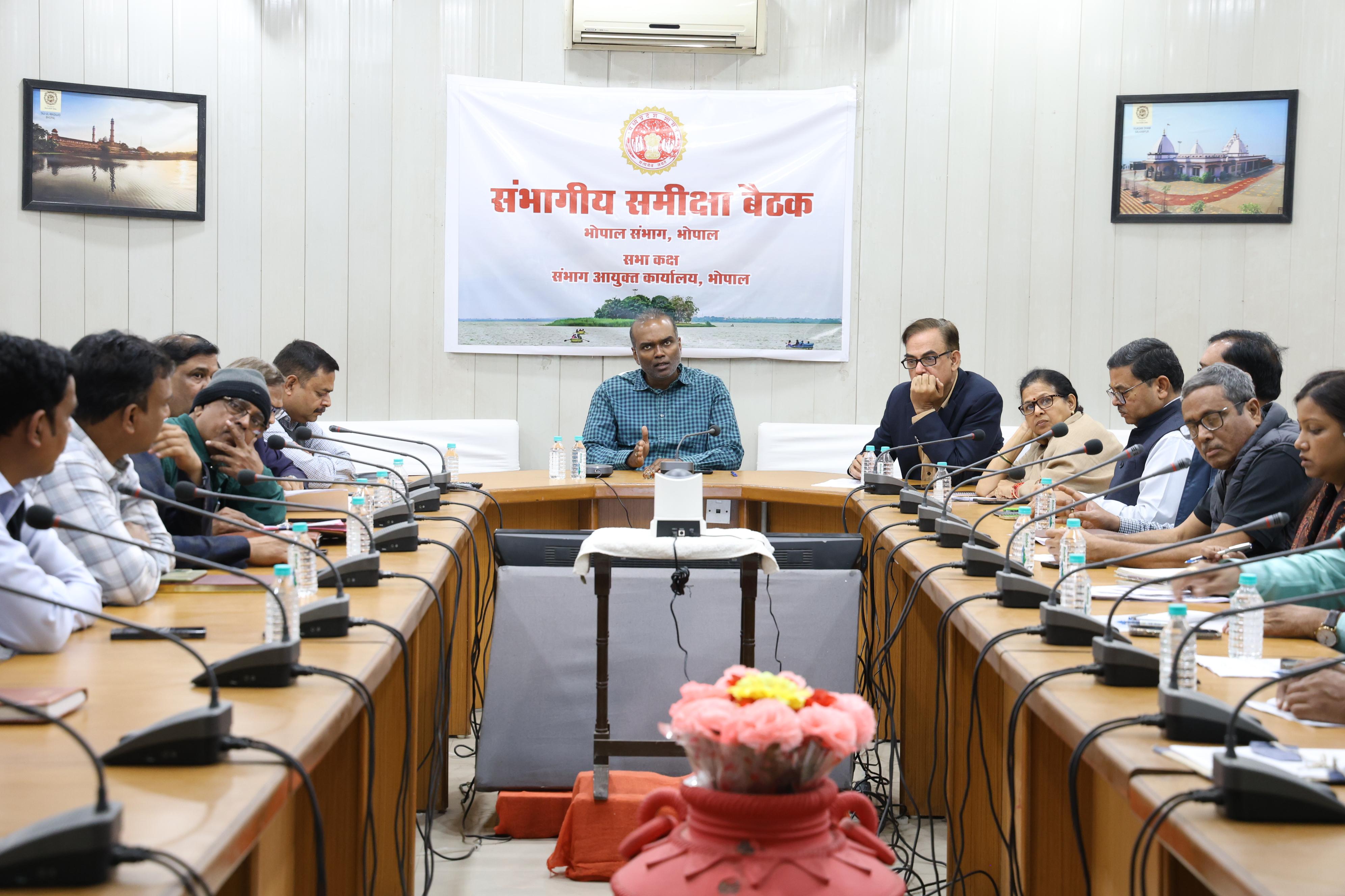 बैठक में मौजूद अधिकारी।