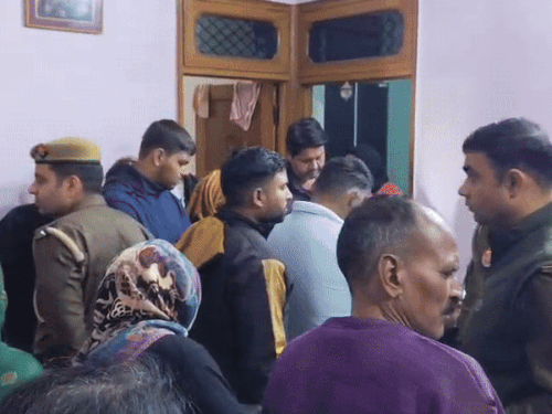 मेरठ में रिटायर्ड दरोगा और उनकी पत्नी के कमरे में डेडबॉडी मिलने की सूचना पर घर के बाहर लगी भीड़।