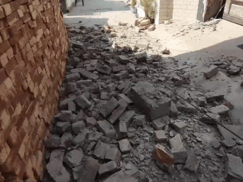 आरोपी के घर पर चला बुलडोजर।