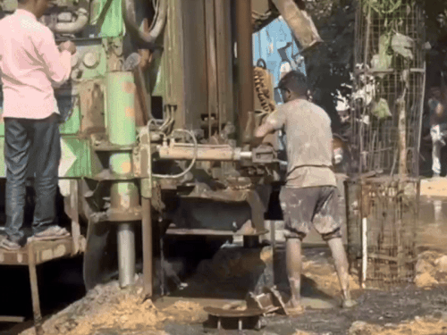 अलवर के अल्कापुरी इलाके में जलदाय विभाग की ओर से बोरिंग करवाई जा रही है।