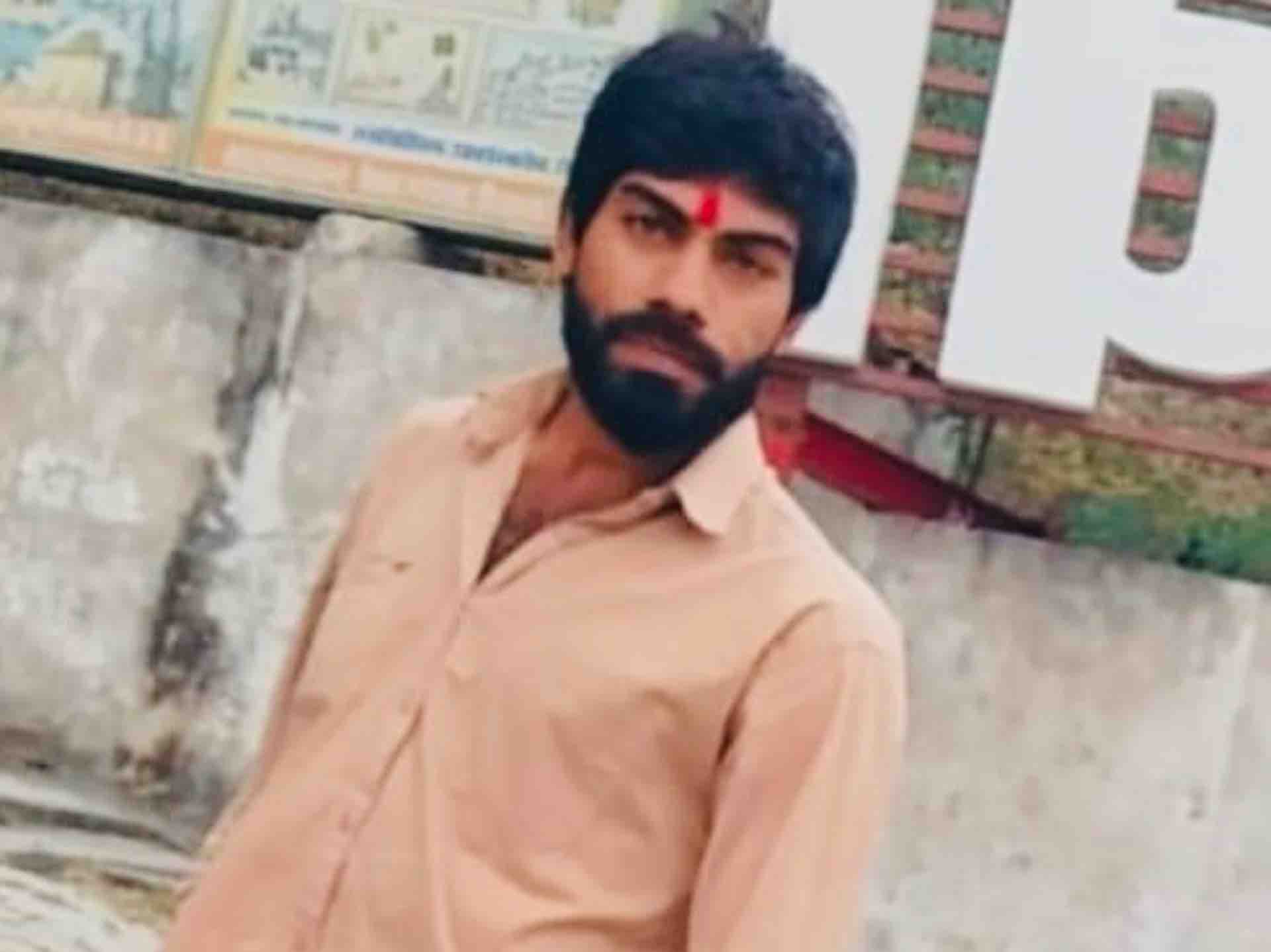 दीपेंद्र बाजिया अपनी बुआ की बेटी की शादी में रींगस आया था। शादी के काम से जाते समय दीपेंद्र की कार और ट्रक में आमने-सामने की भिड़ंत हो गई।