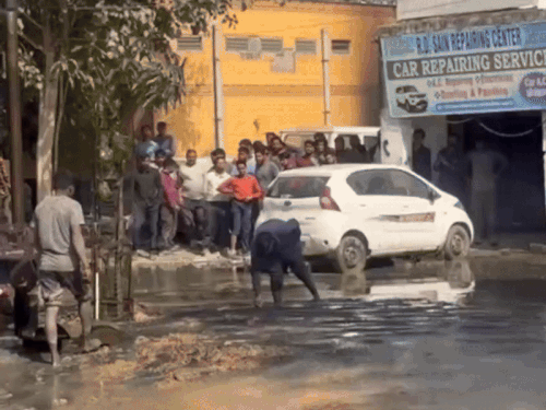 इसके बाद मजदूर इसे ढूंढने लगे तो दुकानदार सहित अन्य लोग भी आ गए।