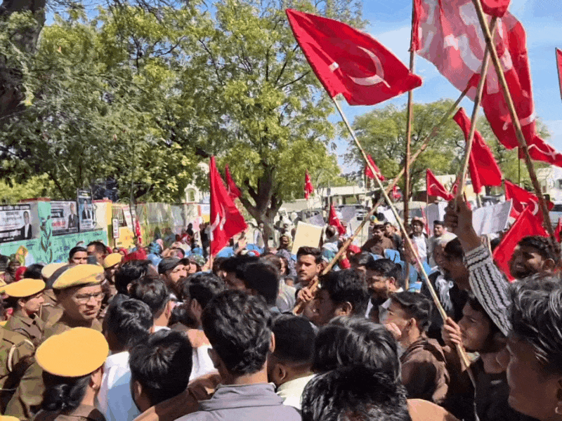 प्रदर्शनकारी जिला मुख्यालय पर पहुंचे और हाथों में झंडे लेकर प्रदर्शन किया।