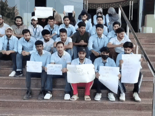 चित्तौड़गढ़ की मेवाड़ यूनिवर्सिटी में धरने पर बैठे B.Sc. नर्सिंग फाइनल ईयर के स्टूडेंट्स।