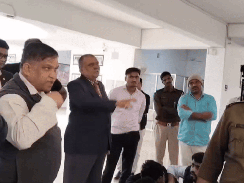 धरने के दौरान स्टूडेंट्स की प्रबंधन के साथ बहसबाजी भी हुई।