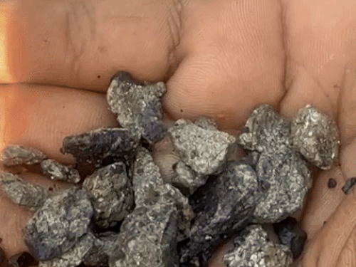 करीब 800 फीट जमीन में खुदाई के बाद बोरिंग से पानी और मिट्‌टी के साथ चांदी जैसे चमकीली धातु के पत्थर निकले।