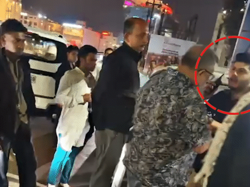 विवाद के दोरान स्कूल संचालक को धक्का देता हुआ आरोपी शोएब ढेबर।