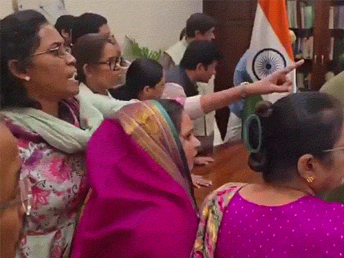 यह वीडियो 4 फरवरी को ओम बिरला के चैंबर में किए गए हंगामे का है। जिसमें पक्ष-विपक्ष के सांसद नजर आ रहे हैं।