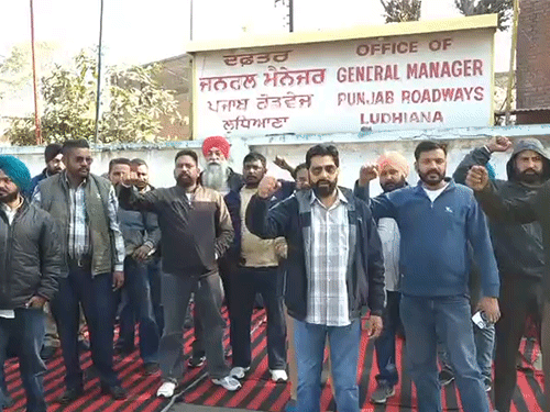 लुधियाना बस स्टैंड पर कॉन्ट्रैक्ट मुलाजिमों ने सरकार के खिलाफ नारेबाजी की।