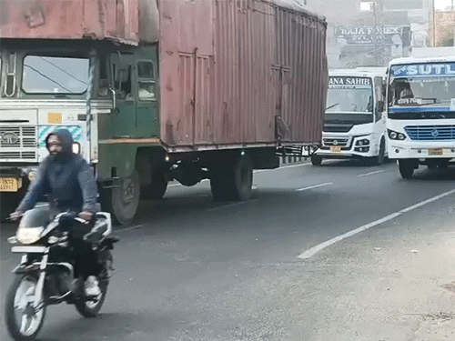 लुधियाना में आम दिनों की तरह ही यातायात चल रहा है।