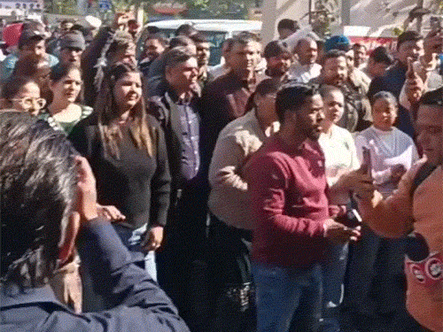 जालंधर में पंजाब नेशनल बैंक के मुलाजिम काम छोड़कर प्रदर्शन करने सड़क पर उतरे।