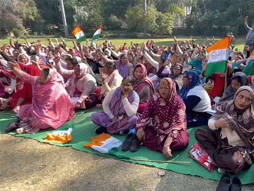 पंजाब में बंद का मिलाजुला असर, कॉन्ट्रैक्ट कर्मी हड़ताल पर:  बसें चल रहीं, बैंक-बाजार खुले; भारत-अमेरिका ट्रेड डील के खिलाफ नारेबाजी, AAP-कांग्रेस समर्थन में – Ludhiana News