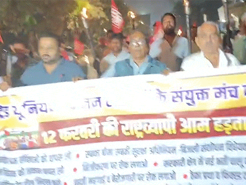 रायपुर में हड़ताल के समर्थन में बुधवार को कर्मचारी भवन बूढ़ापारा से मशाल रैली निकाली गई थी।